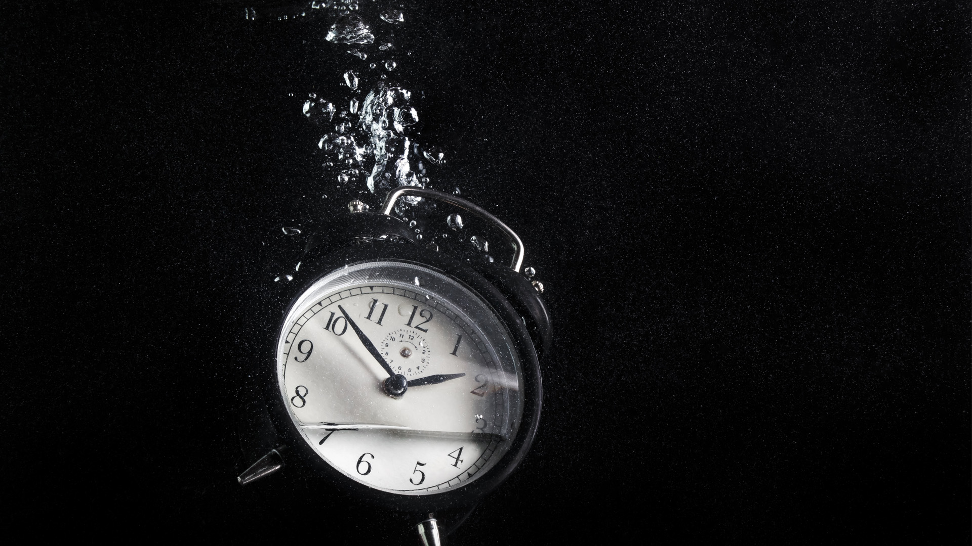 Залил часы водой. Часы в воде стоковые. Вода часы время. Потерянные часы в воде. Будильник на руке.